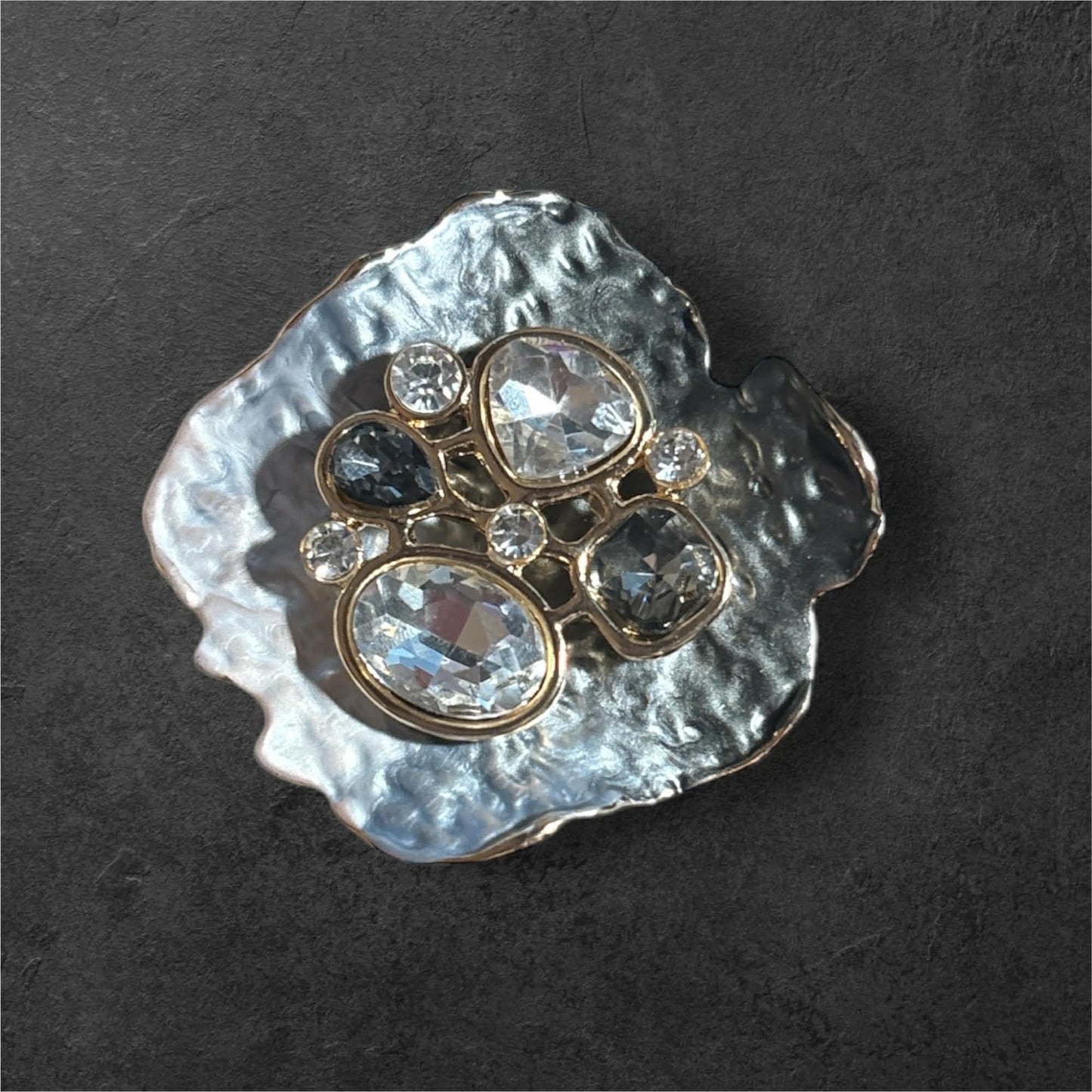Broche organique à pierres facettées