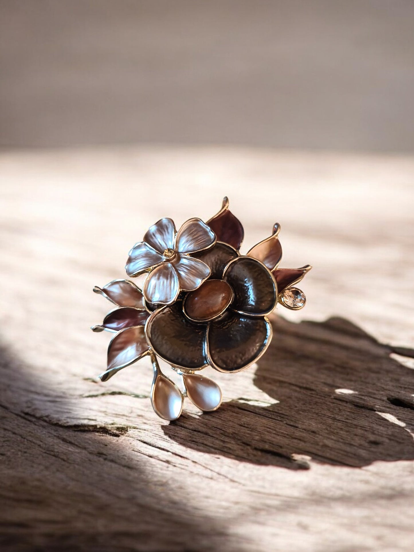 Broche aimantée fleur marron